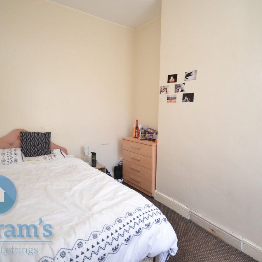 4 bed Mid Terraced House for Rent - Photo 1