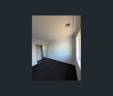 Perfectly positioned close to local cafés, shops, and schools! - Photo 2