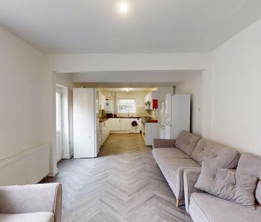 8 bedroom house to rent - Photo 1