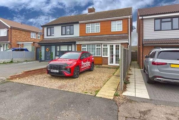 Bletchley - Beautifully Redecorated Bed Home, MK3 - Photo 1