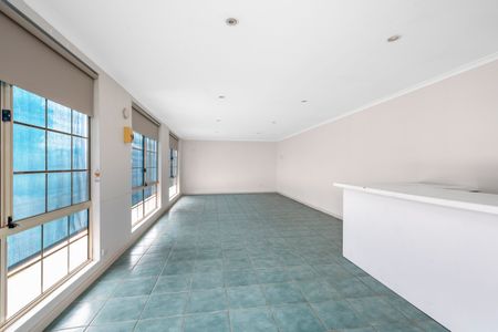 Spacious Family Home Opposite the Kalgoorlie Racecourse - Photo 5