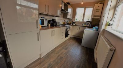 4 bedroom House in Becketts Park Crescent, Leeds - Photo 4