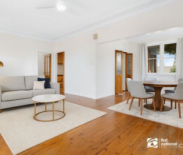 Spacious Family Home with a huge backyard! - Photo 3