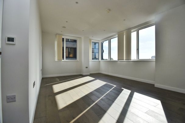 Flat to rent - High Street, Bromley, BR1 - Photo 1