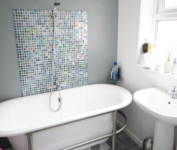 Beautifully Maintained Large 2 Bedroom House near Newlands Ave - Photo 5