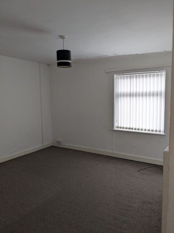 2 Bed End Terrace, Hathershaw Lane, OL8 - Photo 2