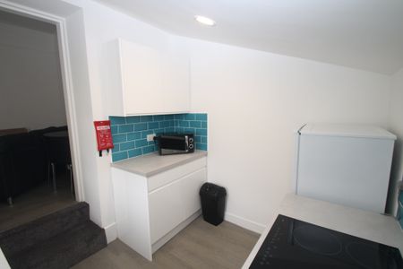 2 Bedroom | Flat 2, 46 Alexandra Road, PL4 7JT - Photo 3