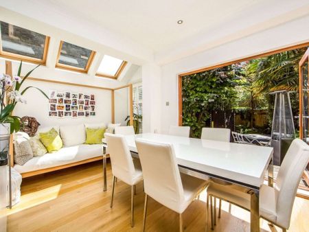 Well proportioned five bedroom family home on a quiet tree lined street in Kew - Photo 3
