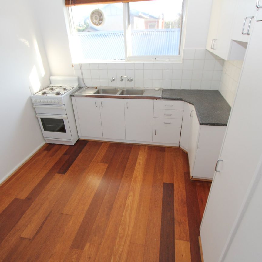 BRIGHT ELWOOD APARTMENT! - Photo 1