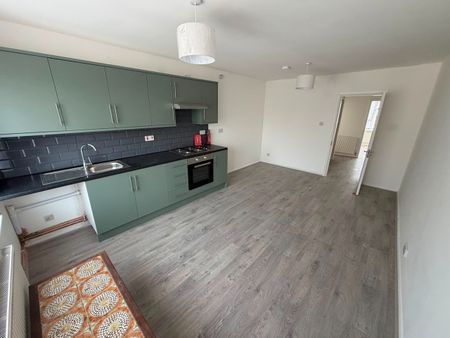3 Bed Flat, Windsor Road, E7 - Photo 2