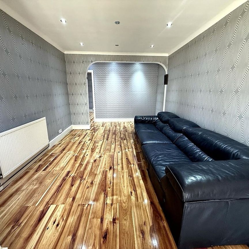 4 Bed Semi-Detached House, Ash Grove, TW5 - Photo 1
