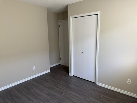 Beautiful 5 Bedroom Home in Eastview! - Photo 3