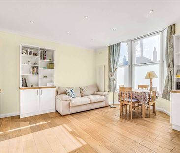 A charming raised ground floor apartment with a modern eat-in kitch... - Photo 1