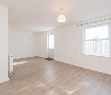 3 bed House - End Terrace To Let - Photo 2