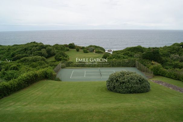 Maison à louer à Saint Jean de Luz, quartier Sainte Barbe avec piscine, tennis et vue océan. - Photo 1