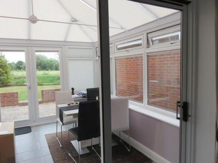 4 bedroom link detached house to rent - Photo 2