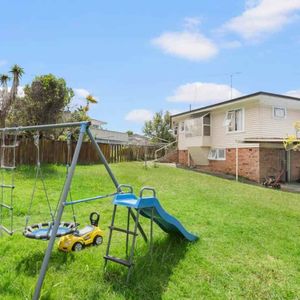 3 Bedrooms, Spacious Family Home - Photo 3