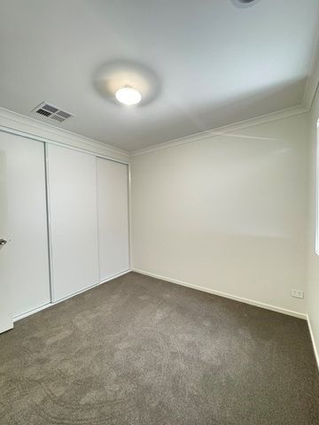 Brand New 3Br Family Home in Manor Lakes! - Photo 3