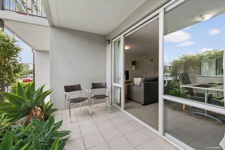 Upmarket 1 Bed by Botany - Fully Furnished, Pool - Photo 5