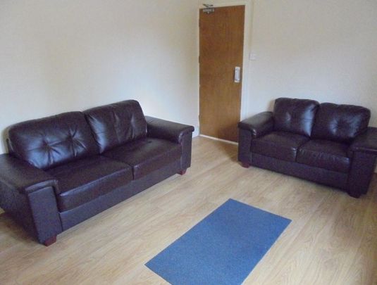 4 bedroom end of terrace house to rent - Photo 1