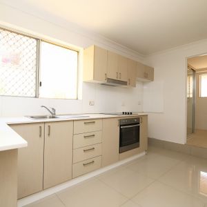 Neat & Tidy Ground Floor Unit - Photo 2