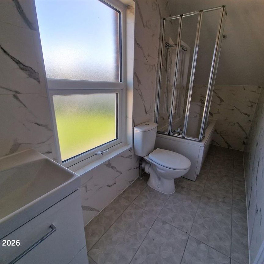 33 Silver Royd Hill, Leeds - Photo 1