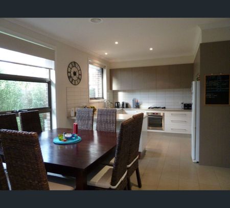 2/2 Arvern Avenue St, Avondale Heights, Vic 3034 - Photo 4