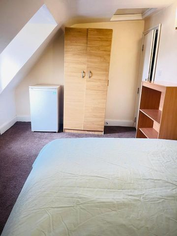 1 bedroom in a house share to rent - Photo 4