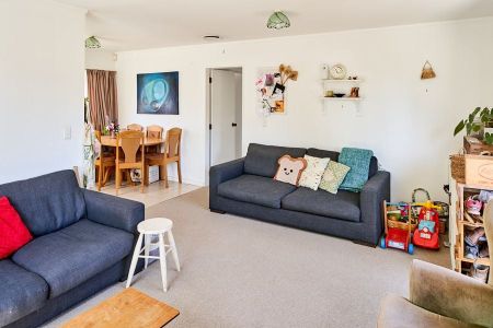 Charming 3BR Home in Taita, Hutt Valley - Photo 2