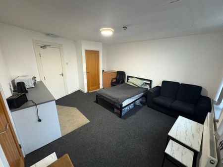1 bed Studio - To Let - Photo 2