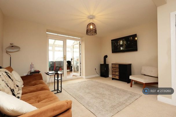 3 bedroom semi-detached house to rent - Photo 1