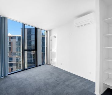 Spacious two-bedroom apartment with stunning lake views. - Photo 4