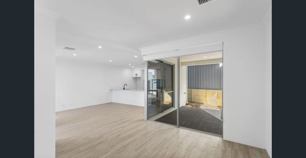 BRAND NEW CONTEMPORARY HOME - 8B LEVERBURGH ST - Photo 1