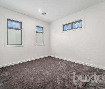 THREE BEDROOM TOWNHOUSE IN GREAT LOCATION! - Photo 2