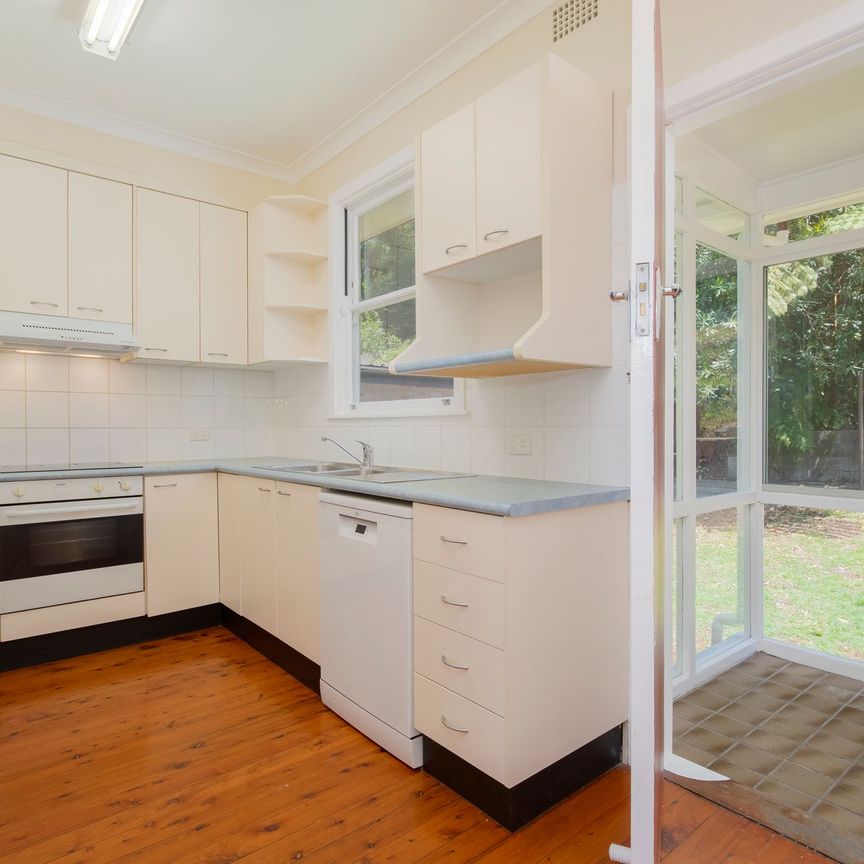 Freshly Painted 3 bedroom with Large Rear Garden - Photo 1