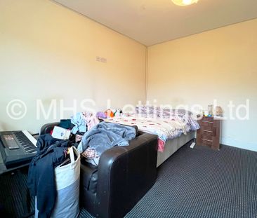 4 Bedroom Semi-Detached House for rent in Dennistead Crescent - Photo 1