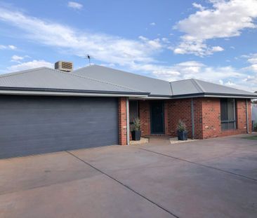 Fall in love with this stunning 4 bedroom 2 bathroom home. - Photo 5