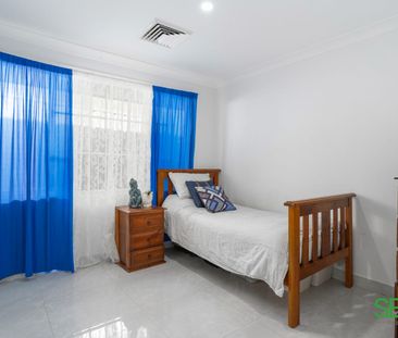 The Family Home in a quiet street - Photo 5
