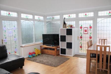 4 bedroom semi-detached house to rent - Photo 3