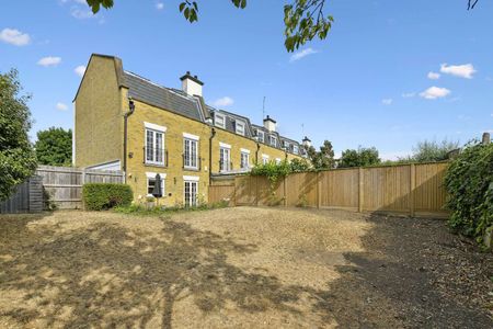 SHORT LET ONLY - A spacious, modern semi-detached townhouse situated within a sought after and secure development - 6 Months - Photo 3