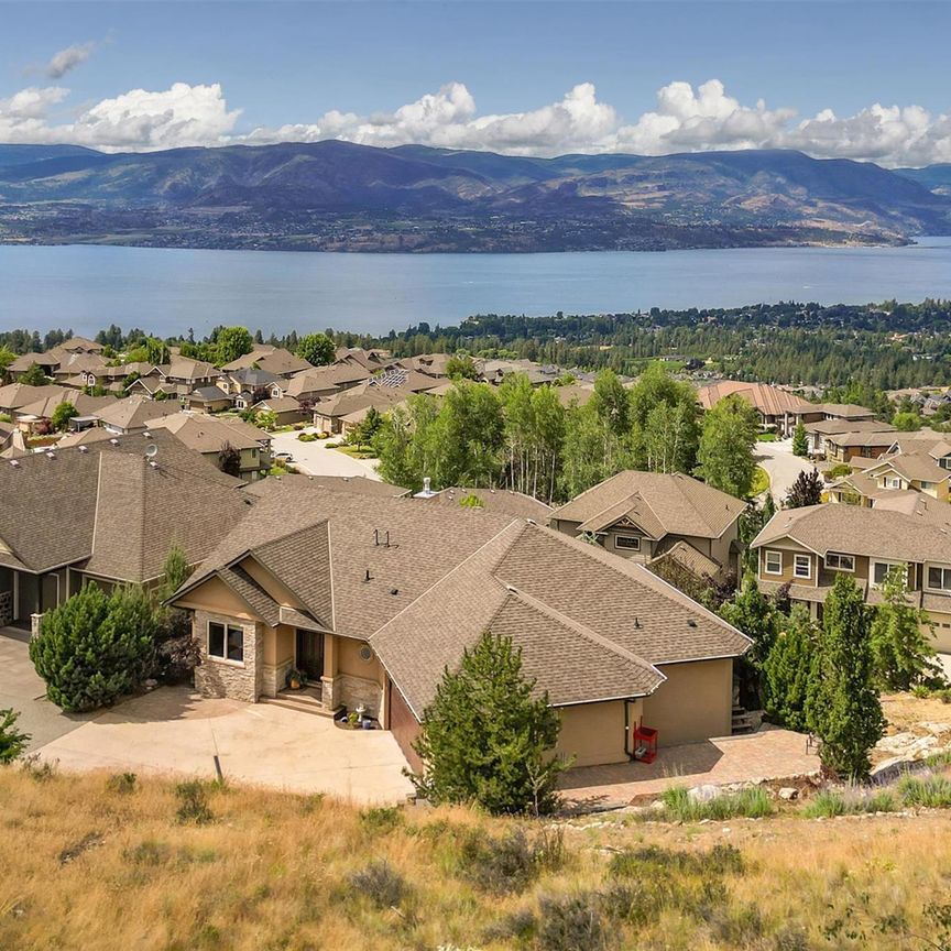 Upper Mission House – 3 bed plus den, Views! - Photo 1