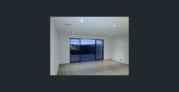 CREME DE LA CREME - LARGEST IN THE GROUP - Photo 1