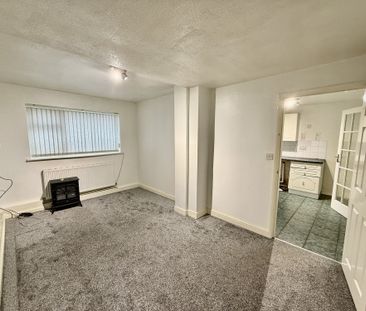 Detached 3-bed home on Links Close, Derby. lounge, conservatory, fi... - Photo 1
