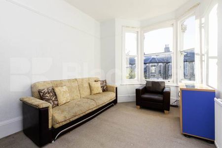 Set on the top floor of a period conversion lays this beautiful flat - Photo 2