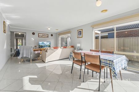 Comfortable Family Living in Lakeside - Photo 3