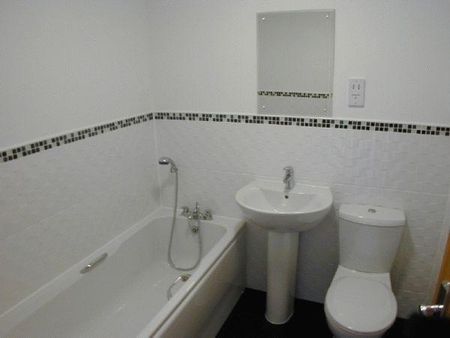 2 bedroom flat to rent - Photo 2