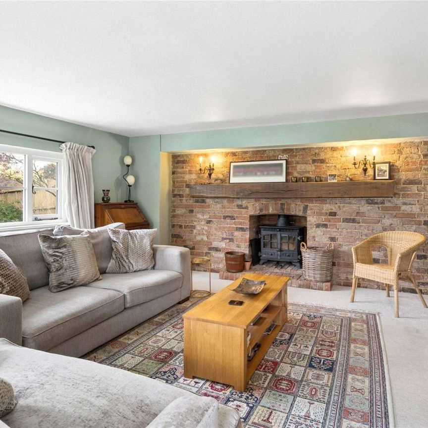 A beautifully presented four bedroom detached period home, situated in the heart of this popular riverside village. - Photo 1