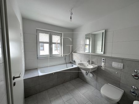 Stilvolle 4,5-Zimmer-Wohnung mit 2 Terrassen & 2 Stellplätzen - Photo 3