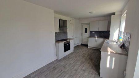 2 bedroom semi-detached house to rent - Photo 3