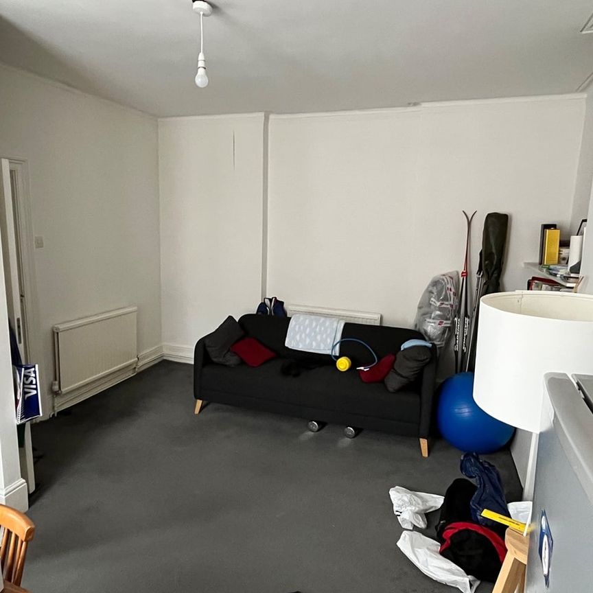 1 Bed Flat, Macfarlane Road, W12 - Photo 1